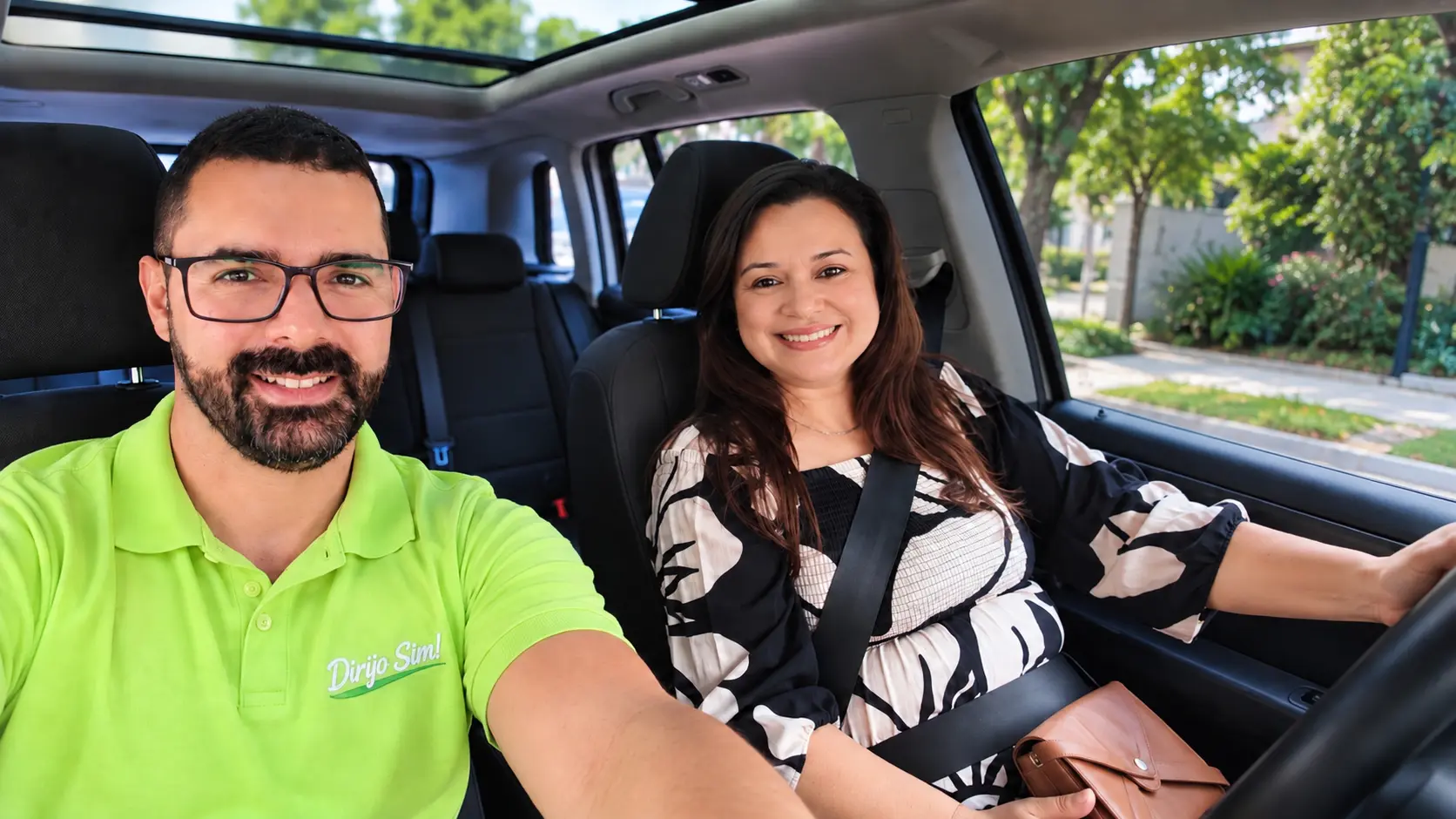 Instrutor acompanhando uma aluna em uma situação de insegurança ao volante